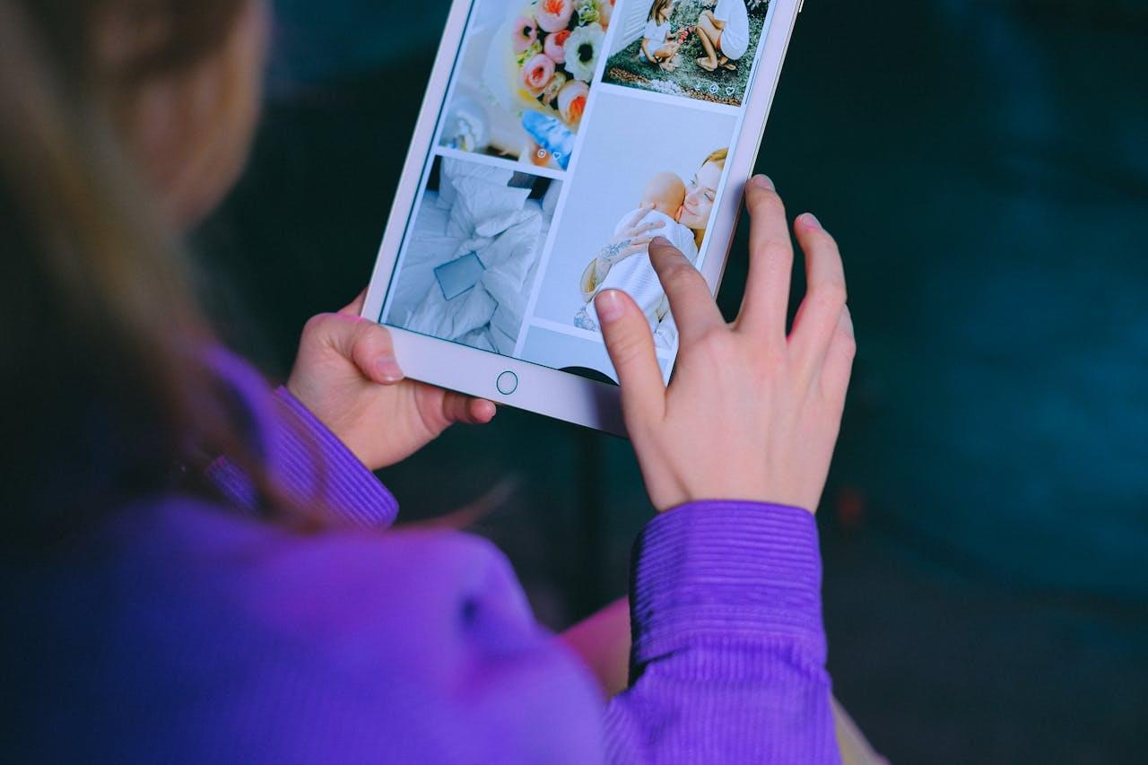 Планшет с открытым изображением в руках человека